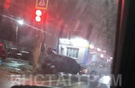Ночное ДТП в Туле на Металлургов: «Шкода» врезалась в столб