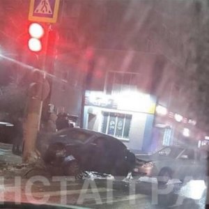 Ночное ДТП в Туле на Металлургов: «Шкода» врезалась в столб