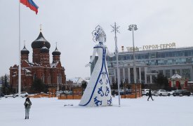 На площади Ленина в Туле устанавливают 10-метровую Снегурочку со звездным шлейфом