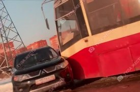 В Туле на Восточном обводе трамвай врезался в Mitsubishi