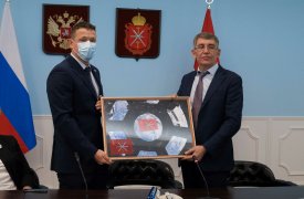 Российский космонавт передал Туле ее флаг, побывавший в космосе