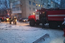 В Болохово из жилого дома эвакуировали 31 человека из-за горящего в подвале мусора