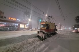 Восстановленное движение и застрявшая техника: в Туле с переменным успехом расчищают трамвайные пути