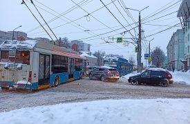 Туляки сообщают об очередях на общественный транспорт из-за снегопада