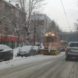 В Туле на улице Руднева из-за припаркованных машин остановилось движение трамваев