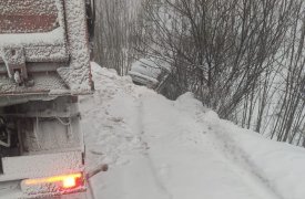 Инспекторы ГИБДД в Тульской области спасли водителя на Mitsubishi из снежного плена