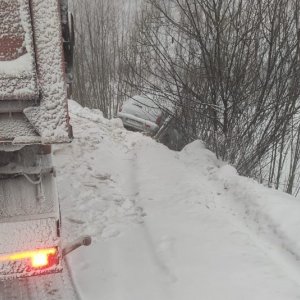 Инспекторы ГИБДД в Тульской области спасли водителя на Mitsubishi из снежного плена