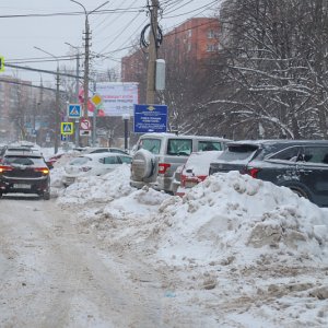 Тульских автомобилистов просят не парковаться на обочинах улиц, чтобы не мешать уборке снега