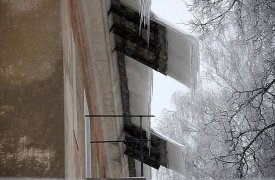 Туляков предупреждают об опасности падения сосулек и снега с крыш из-за оттепели