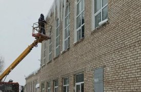 Бригады муниципальных предприятий Тулы помогают УК очищать кровли от наледи и снега