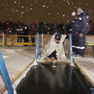 В Крещение в Тульской области у всех мест купания будут дежурить спасатели и врачи