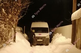 В поселке Первомайский в Туле второй раз за неделю застряла в снегу машина скорой помощи