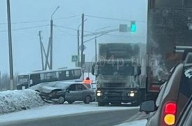 В Туле на трассе М-2 пробка из-за столкнувшихся грузовика и легковушки