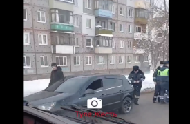 В Туле на улице Кутузова несколько автомобилей ДПС задержали объявленный в розыск «Опель»