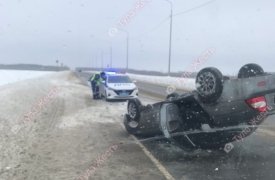 В Тульской области на трассе М-2 Lada Priora опрокинулась на крышу