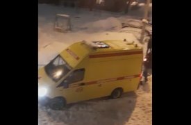 Машина реанимации застряла в нечищеном дворе дома на улице Баженова в Туле