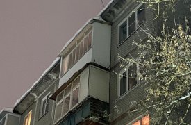 В Туле на голову 10-летней девочки рухнул снег с крыши дома на улице Полюсной: ребенок госпитализирован