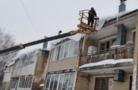 В Туле усилили работу над очисткой кровель от наледи и снега
