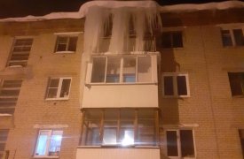 В Новомосковске УК сломала балкон, сбивая наросшую сосульку