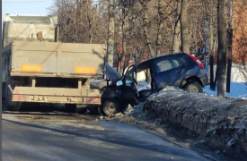 В Туле на улице Кирова длинномерный МАЗ смял и вытолкнул в сугроб Lada Kalina
