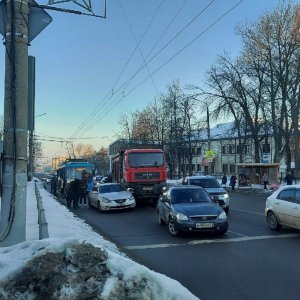В Туле на улице Дм. Ульянова столкнулись грузовой самосвал «МАН» и легковая «Тойота»: образовалась пробка