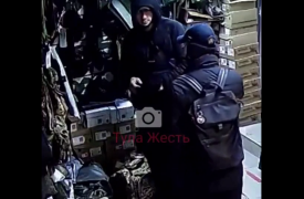 В Туле двое мужчин украли из армейского магазина телефон и топор