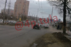 В Туле на улице Ложевой лихач едва не влетел в людей на автобусной остановке