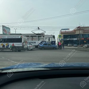 В Туле на улице Металлургов лековушка столкнулась с трамваем