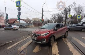 В Туле на улице Фридриха Энгельса Renault Kaptur сбил мужчину на светофоре