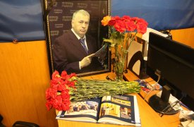 Туляки несут цветы к мемориалу Владимиру Жириновскому