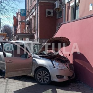 В Туле на улице Октябрьской Datsun въехал в дом: пострадали водитель и пешеход
