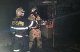 В Узловском районе пожарные эвакуировали 12 человек из горящего дома