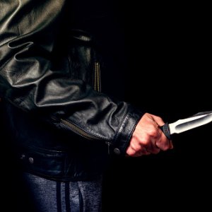 В Новомосковске на улице ограбили 43-летнюю женщину