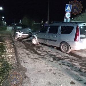 В Туле «Lada» столкнулась с «Mitsubishi»: пострадали два человека