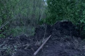 Двоих мужчин в одном из сельскохозяйственных кооперативов Тульской области придавило столбом, который они устанавливали
