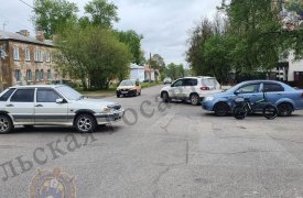 В Щекино Тульской области сбитый велосипедист повредил припаркованную иномарку