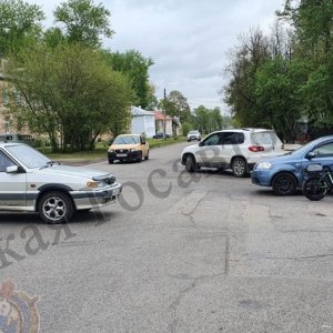 В Щекино Тульской области сбитый велосипедист повредил припаркованную иномарку