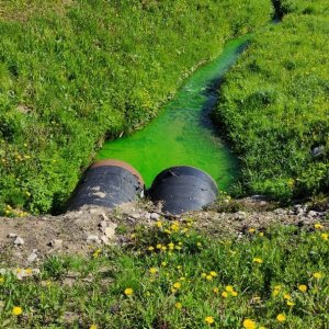 В Туле у деревни Комарки местные жители сфотографировали ярко-зеленый ручей с химическим запахом