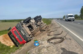 В Туле на Калужском шоссе  перевернулся тяжелый грузовик с песком
