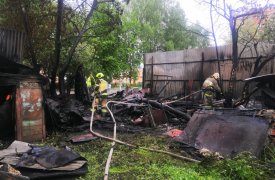 В центре Тулы в частном секторе на улице Революции сгорел сарай