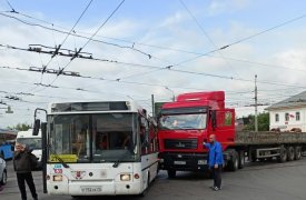 В Туле на улице Пролетарской столкнулись длинномер и пассажирский автобус