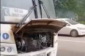 В Новомосковске Тульской области местные жители сами потушили загоревшийся автобус