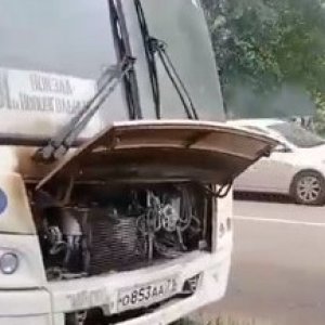 В Новомосковске Тульской области местные жители сами потушили загоревшийся автобус