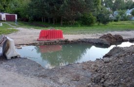 В Зареченском округе Тулы появилось новое двухметровой глубины озеро. Прямо на перекрестке
