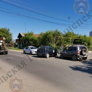 Не уступил дорогу: Пролетарском округе Тулы на повороте столкнулись две иномарки