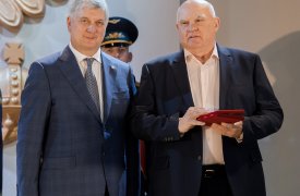 Писатель Александр Лапин награжден за вк­лад в развитие ворон­ежских СМИ