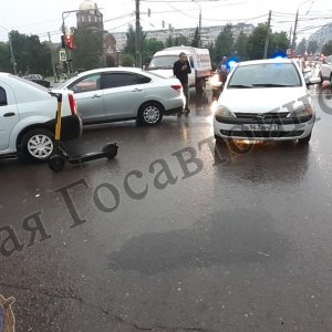 В Зареченском округе Тулы иномарка сбила парня на электросамокате