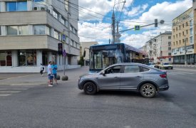 В центре Тулы на улице Советской автобус и легковушка не поделили дорогу
