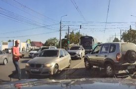В Туле на Пролетарском мосту мужчина в час пик спас котенка из-под колес машины