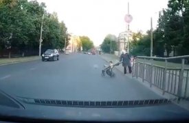 В Туле на улице Металлургов коляска с ребенком едва не попала под колеса авто